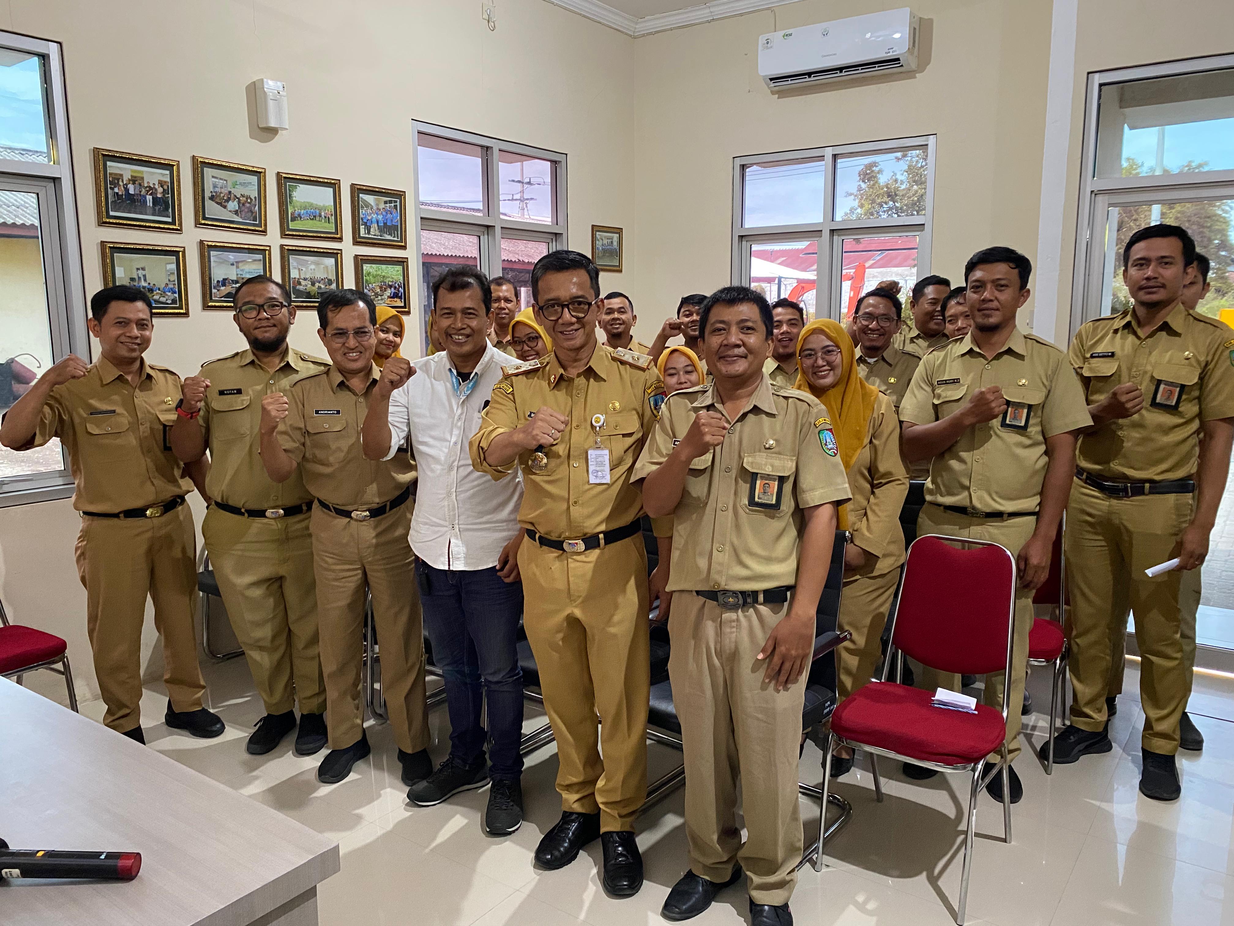 KOMPAK: Kepala Dinas PUPR Jombang, Bayu Pancoroadi, bersama General Manager Jawa Pos Radar Jombang, Sulton Arif, serta seluruh peserta, kemarin (9/12).  &nbsp;