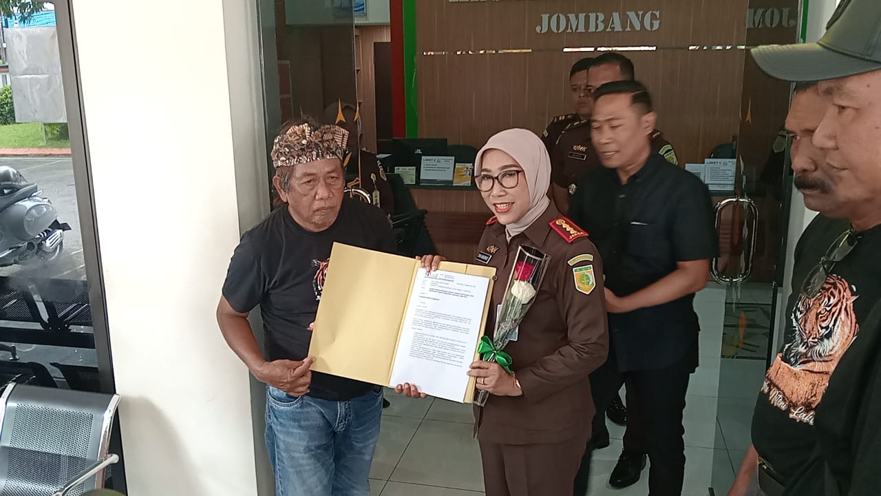 &nbsp;  DILAPORKAN: Ketua FRMJ, Joko Fatah Rokhim melaporkan pembongkaran aset Desa Mancar ke kejaksaan kemarin (9/12).  &nbsp;
