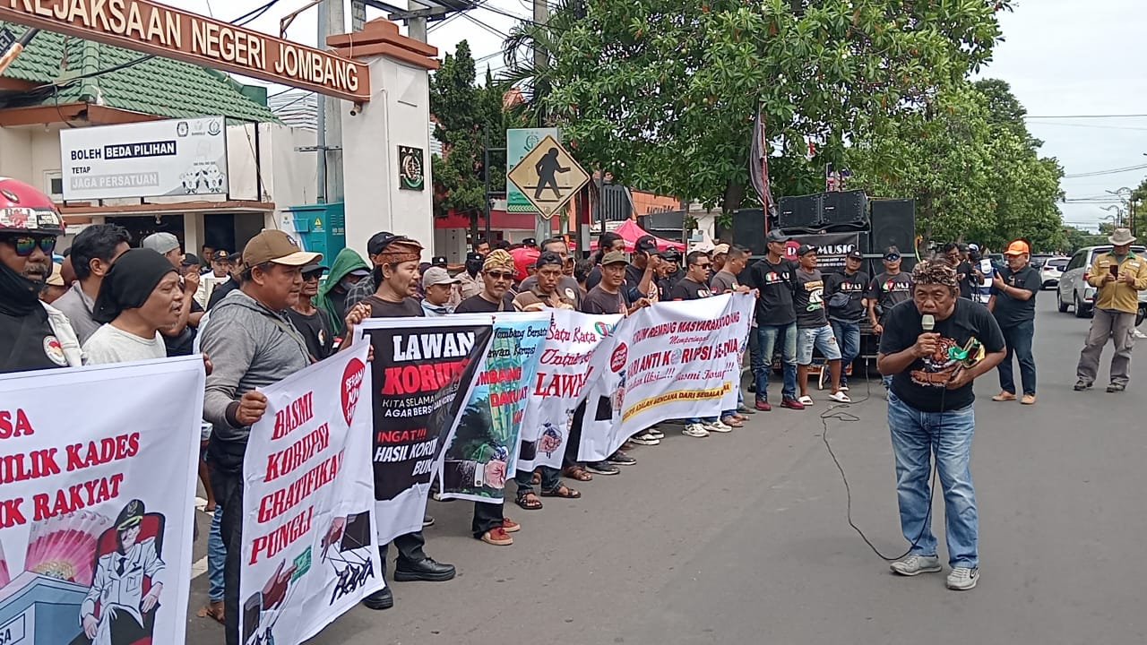 SAMPAIKAN TUNTUTAN: Ratusan massa menggelar aksi demonstrasi di depan Kantor pemkab Jombang hingga Kejaksaan kemarin (9/12).  &nbsp;
