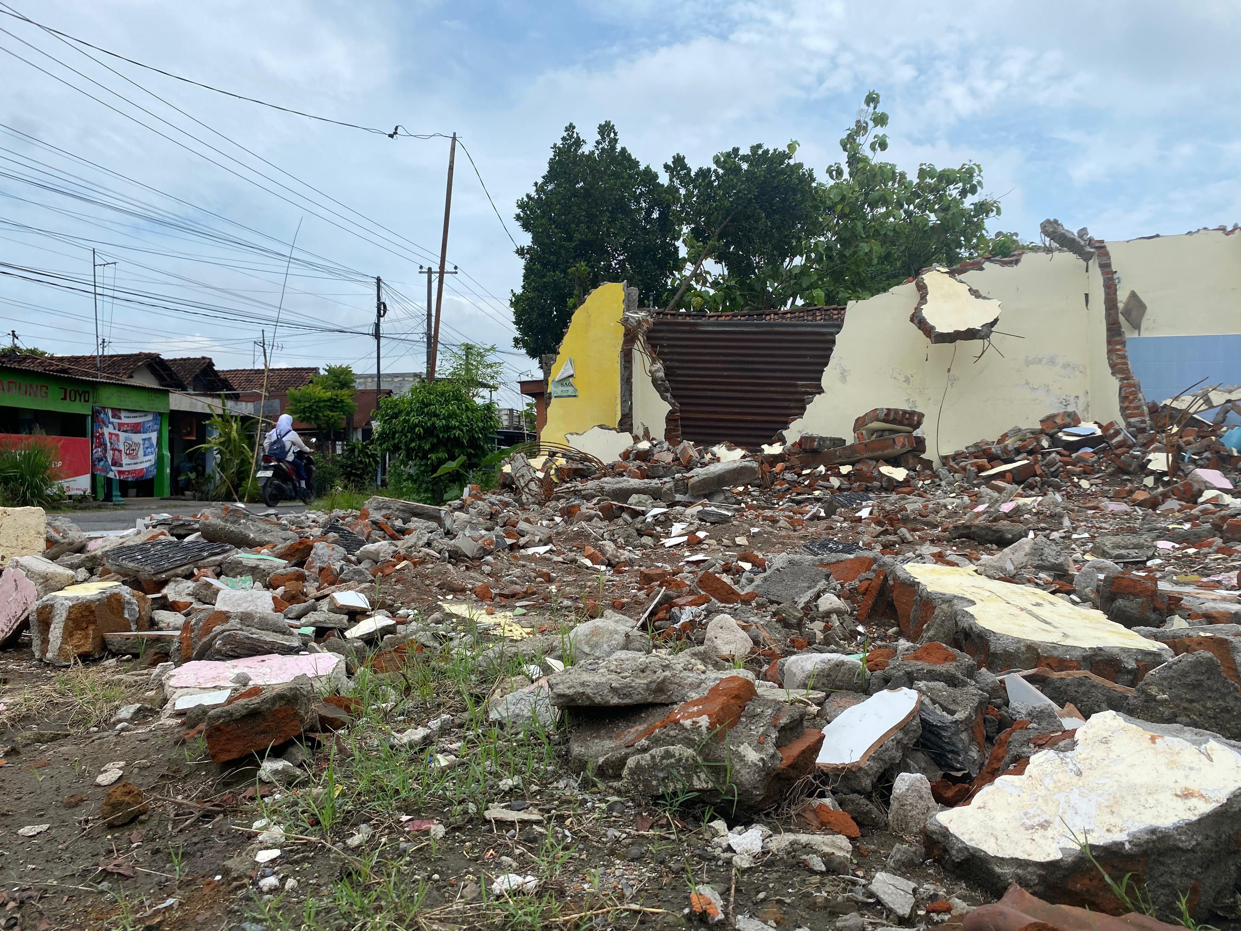 &nbsp;  SUDAH ROBOH: Tiga aset Desa Mancar Kecamatan Peterongan rata dengan tanah  &nbsp;