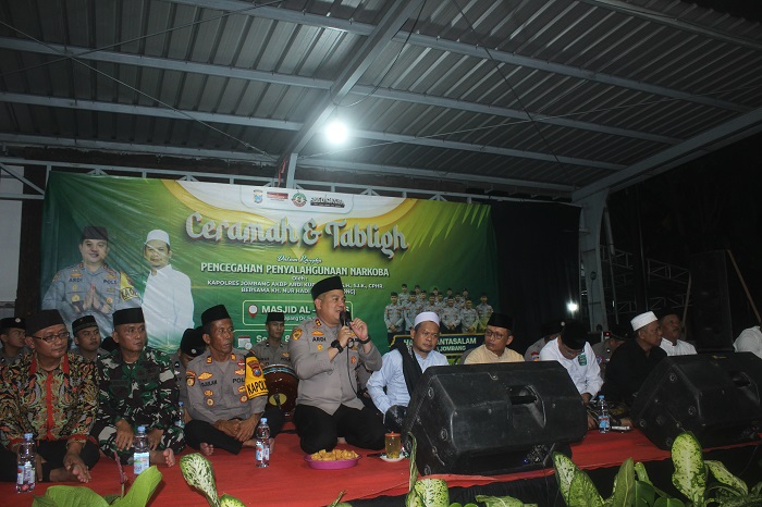 TEGAS: Kapolres AKBP Ardi Kurniawan saat mengisi tablig di halaman Masjid Al Ikhlas Dusun Bapang, Desa Sumbermulyo, Jogoroto, Senin (8/12).