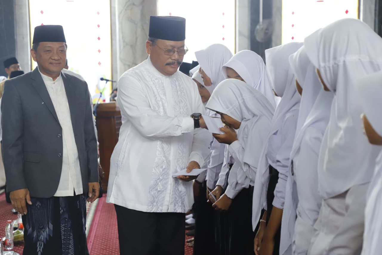 Pemerintah Kabupaten Jombang menggelar Wisuda Tahfiz Alquran Juz 30 bagi peserta didik jenjang SD/MI se-Kabupaten Jombang di Masjid Agung Baitul Mukminin, Selasa (9/12).