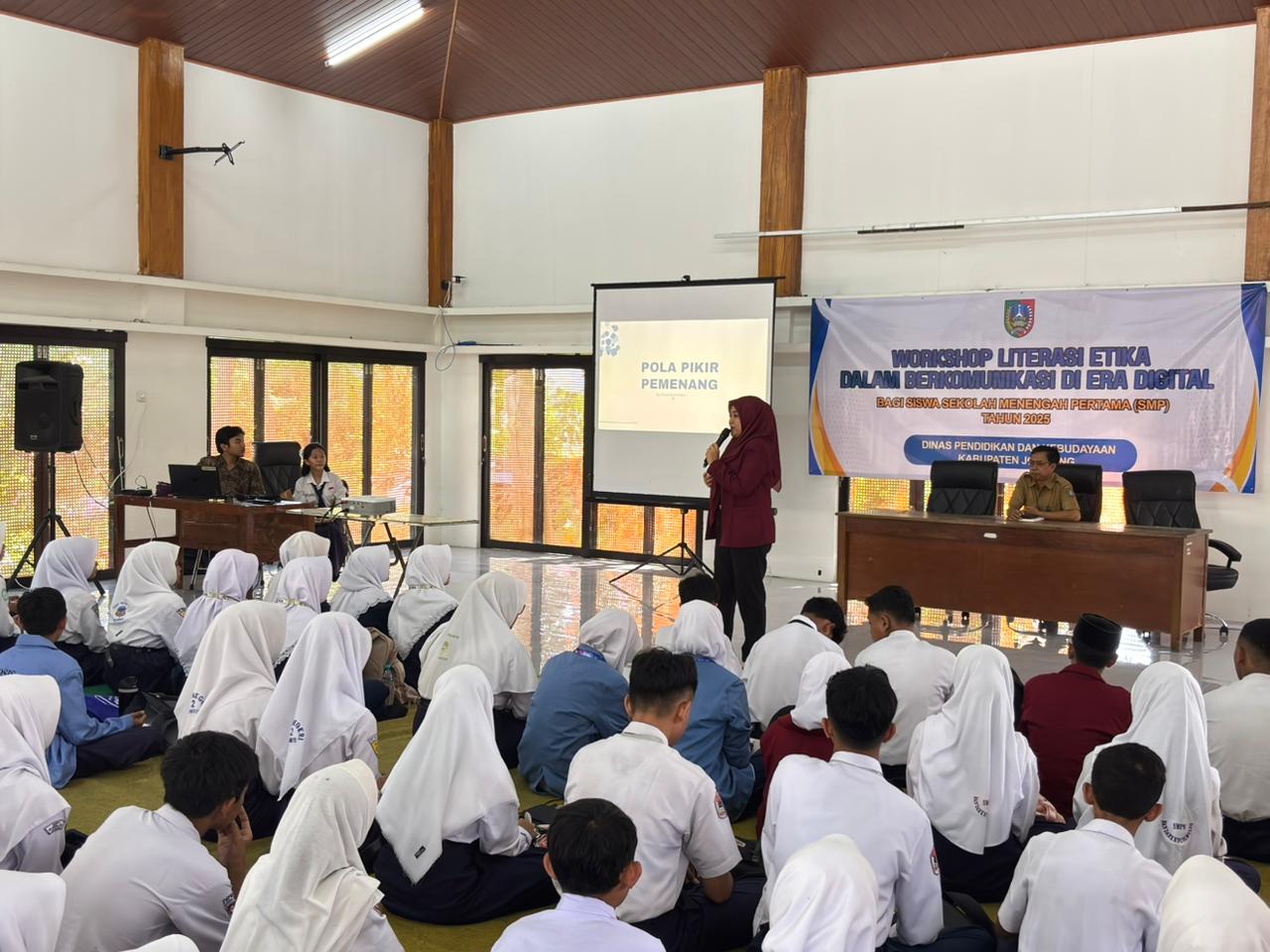 Pelaksanaan workshop literasi di aula terbuka