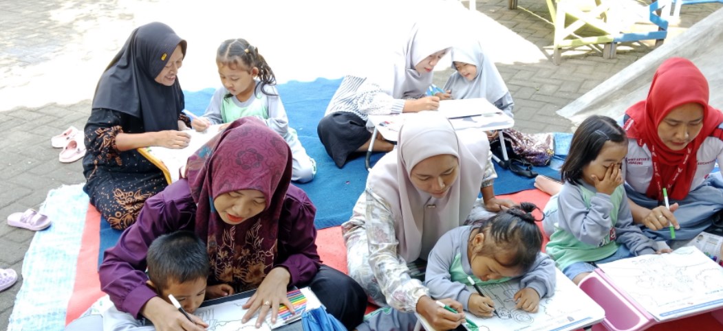 ANTUSIAS: Pelaksanaan Apresiasi Mengarsir Mamamia di KB Mutiara Bunda Kecamatan Mojoagung, Rabu (10/12).