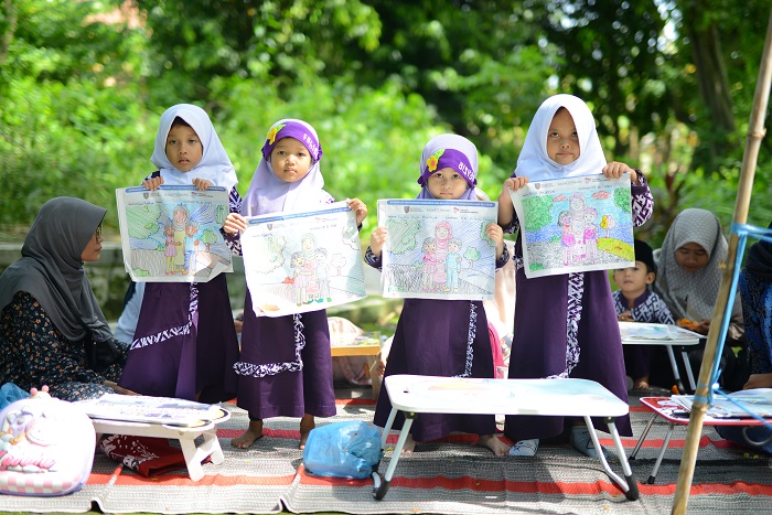 &nbsp;  ANTUSIAS: Siswa mengikuti Apresiasi Mengarsir Mamamia di Wisata Desa Sendang Bumi, Dusun Sendangrejo Desa Banjardowo, Kecamatan Jombang, Rabu (10/12).