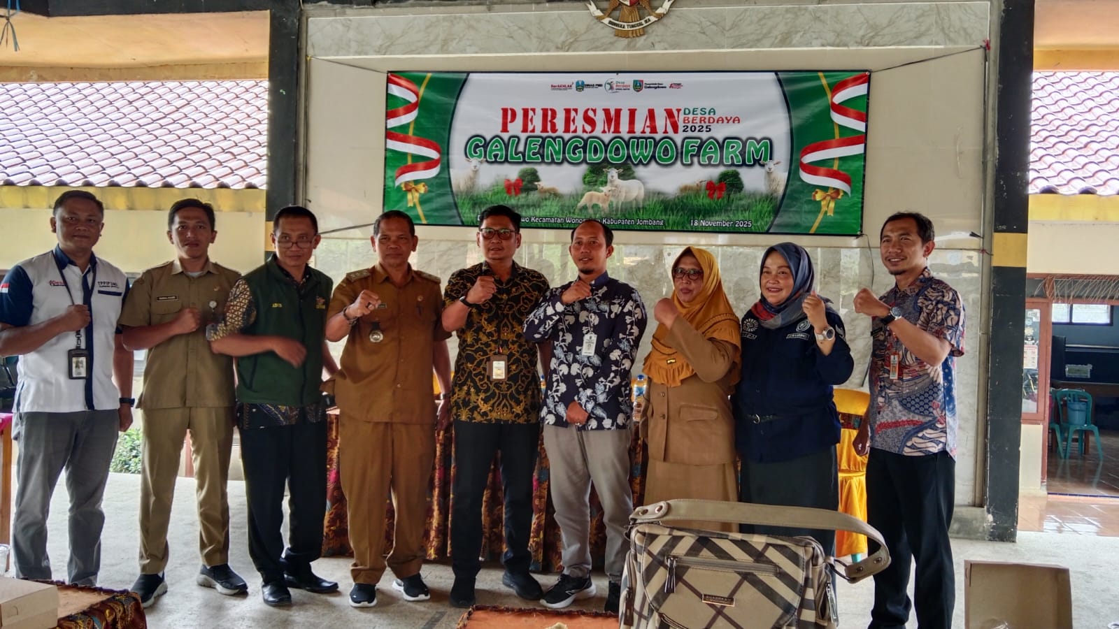 APRESIASI DARI PROVINSI: Kepala Desa Galengdowo Wartomo bersama tim dari DPMD Provinsi Jawa Timur dan DPMD Kabupaten Jombang saat peresmian Galengdowo Farm, Selasa