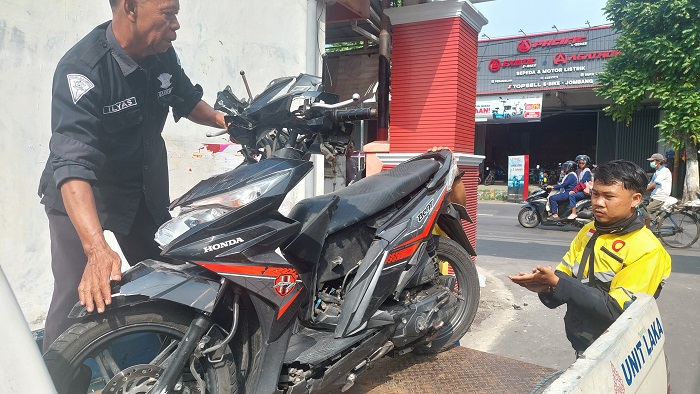 Kecelakaan maut melibatkan sepeda motor dan sebuah pikap muatan sayur, terjadi di jalur provinsi Jl Hasyim As&rsquo;yari, Geneng, Kelurahan Jombatan Jombang Rabu (10/12) sore.