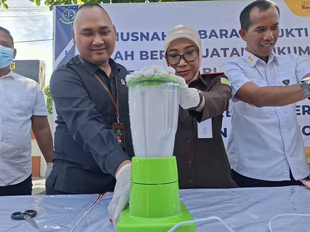 Kajati Jombang bersama sejumlah pihak terkait memusnahkan puluhan ribu pil koplo dan narkoba dengan cara diblender