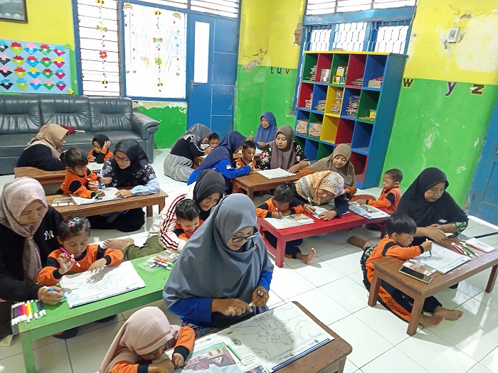 KERJASAMA: Ibu dan anak mengerjakan Apresiasi Mengarsir Mamamia di KB Aisyiyah Desa Godong Kecamatan Gudo, Rabu (10/12).  &nbsp;
