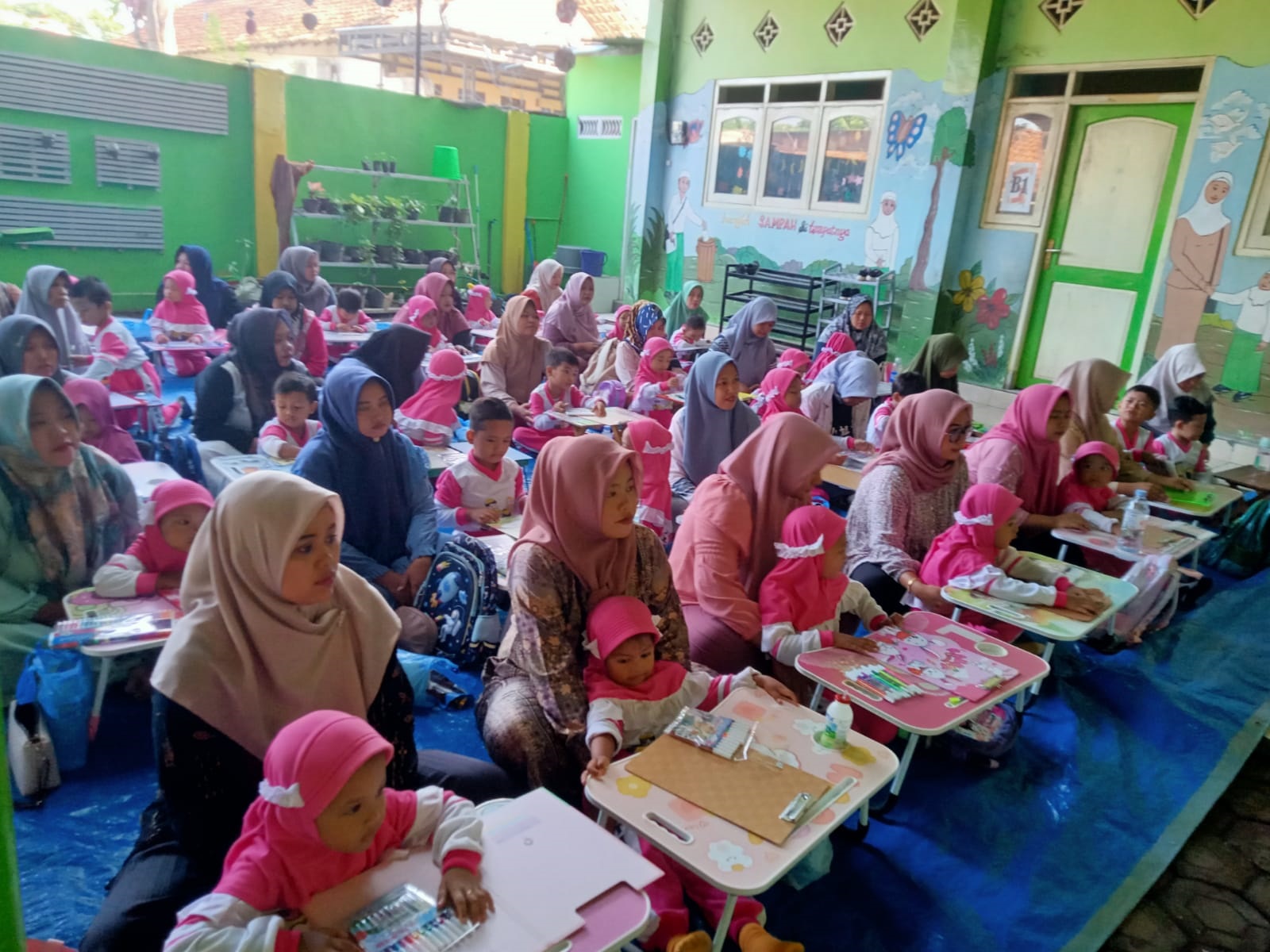 SEMANGAT: Pelaksanaan Apresiasi Mengarsir Mamamia di KB Al Ittihad Kecamatan Jogoroto, Rabu (10/12).  &nbsp;