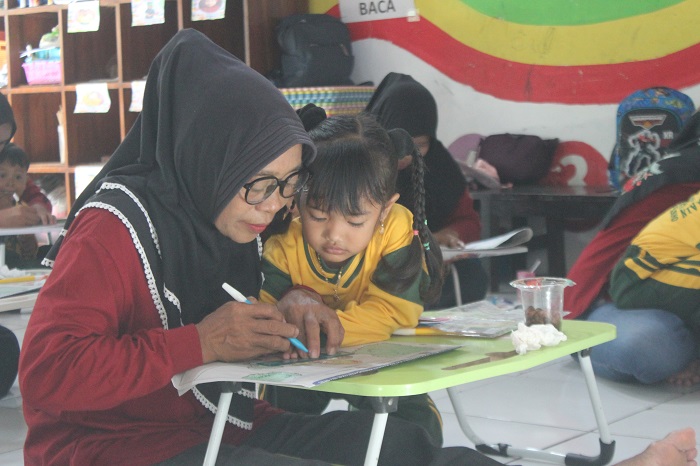 SEMANGAT: Siswa dan mama antusias mengerjakan Apresiasi Mengarsir Mamamia 2025 di KB Dahlia, Desa Japanan, Kecamatan Mojowarno, kemarin.  &nbsp;
