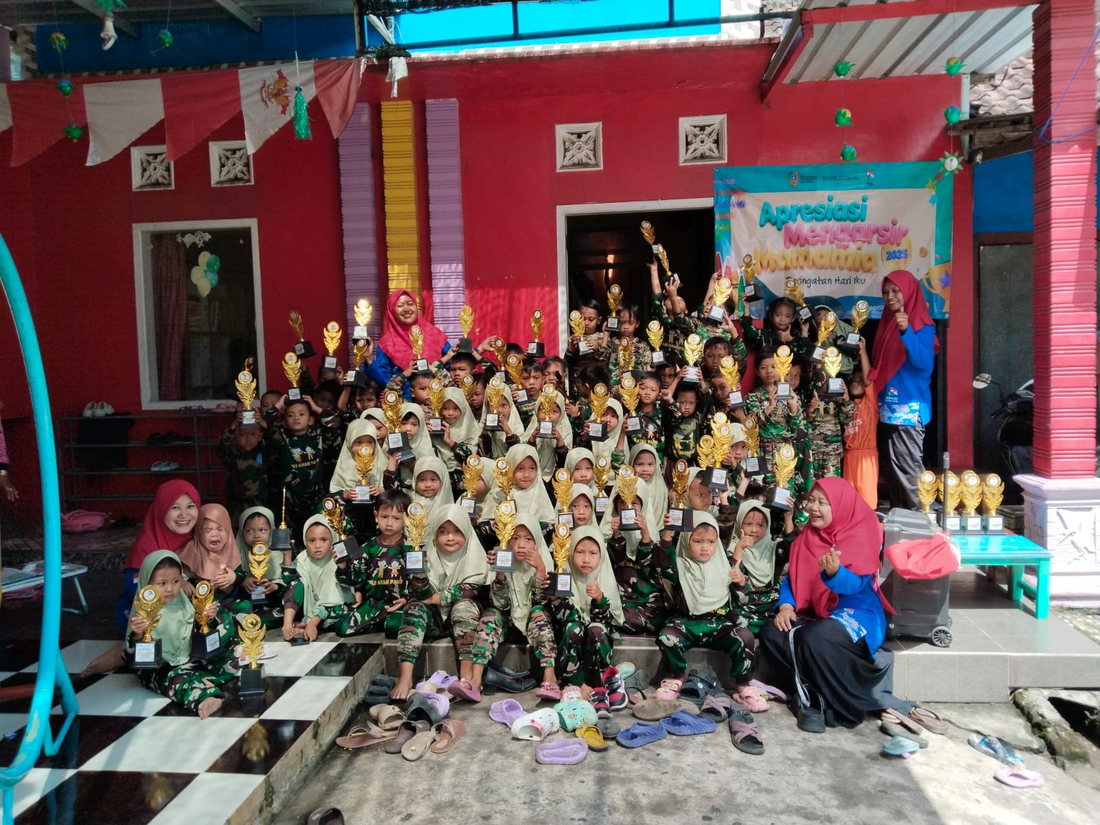 MENYENANGKAN: Pelaksanaan Apresiasi Mengarsir Mamamia di KB Al-Azhar Kecamatan Ngoro, Rabu (10/12).  &nbsp;