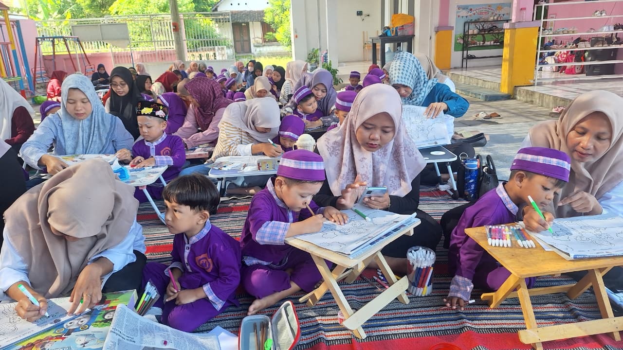 GEMBIRA: Pelaksanaan Apresiasi Mengarsir Mamamia di KB Al Wardah, Desa Tugusumberjo, Kecamatan Peterongan, Rabu (10/12).