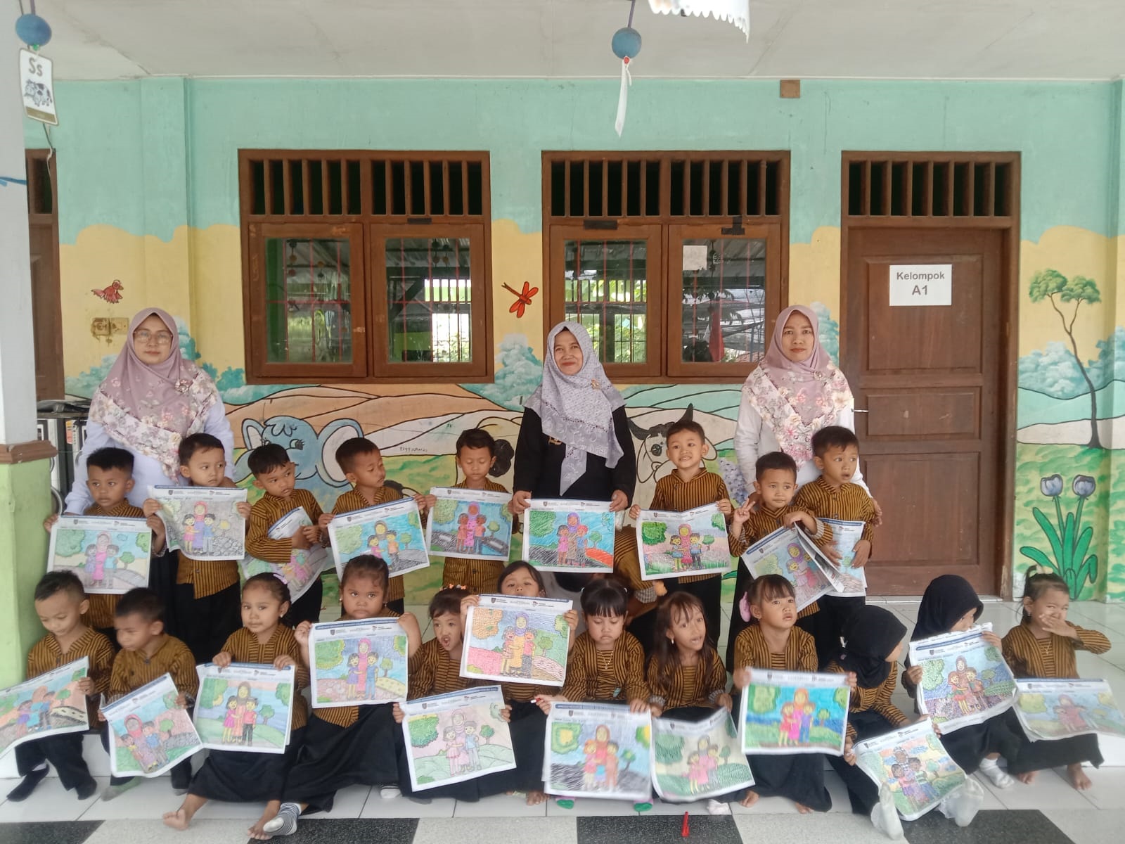 KREATIF: Peserta Apresiasi Mengarsir Mamamia di KB Mutiara Hati Desa Rejoagung Kecamatan Ploso menunjukkan hasil karyanya, kemarin.  &nbsp;