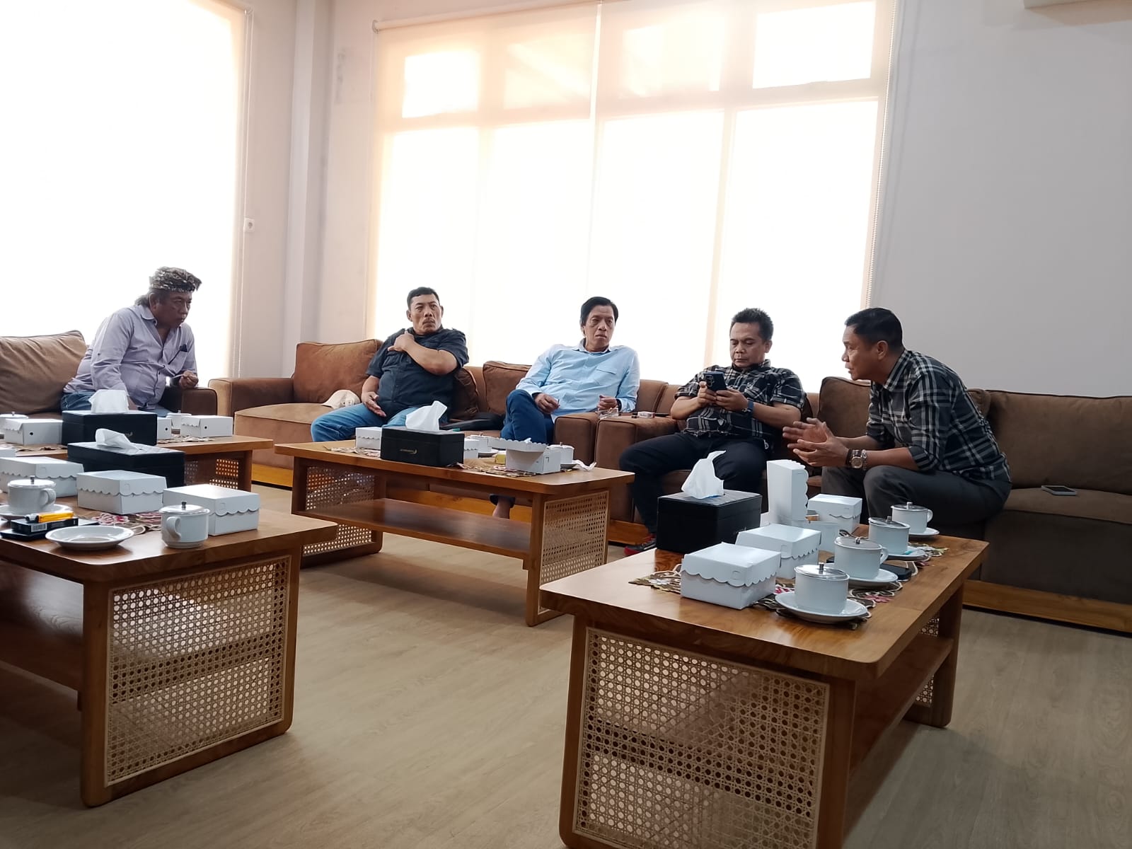 sejumlah aktivis saat audiensi dengan DPRD terkait KDKMP, Rabu (10/12)