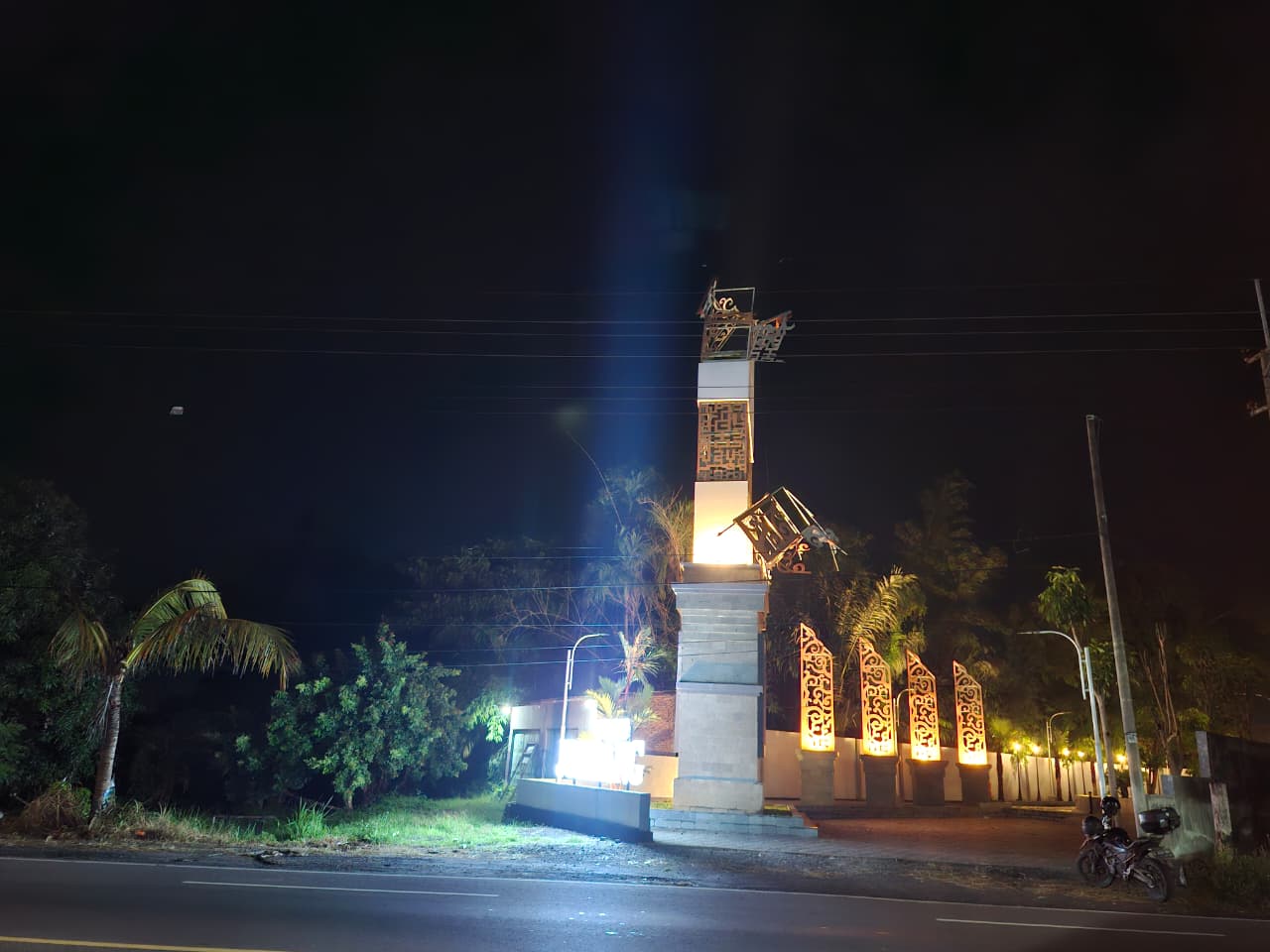 Tugu Jombang di Bandarkedungmulyo seharga Rp 1 Miliar ambeuk diterjang angin Kamis (11/12) sore. Padahal tugu ini belum genap sebulan rampung dikerjakan.