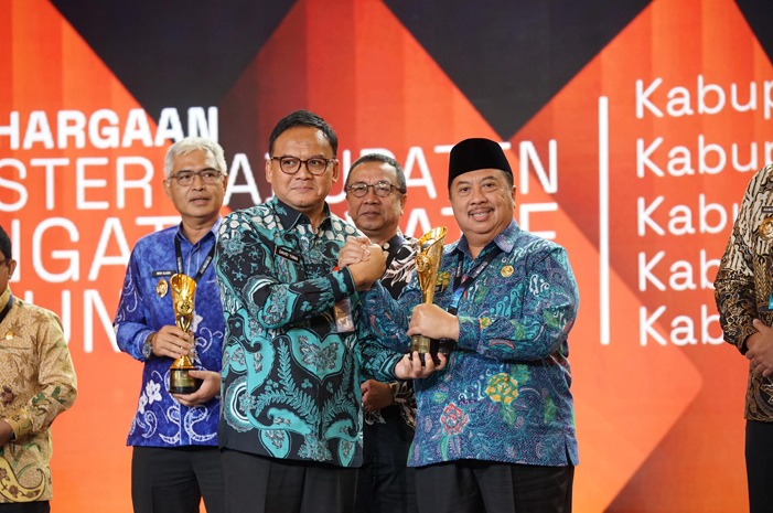 DISERAHKAN: Kepala Pusat Strategi Kebijakan Pengembangan Sumber Daya Manusia, Teknologi Informasi, dan Inovasi Pemerintahan Dalam Negeri pada Badan Strategi Kebijakan Dalam Negeri, Dr. Ir. David Yama