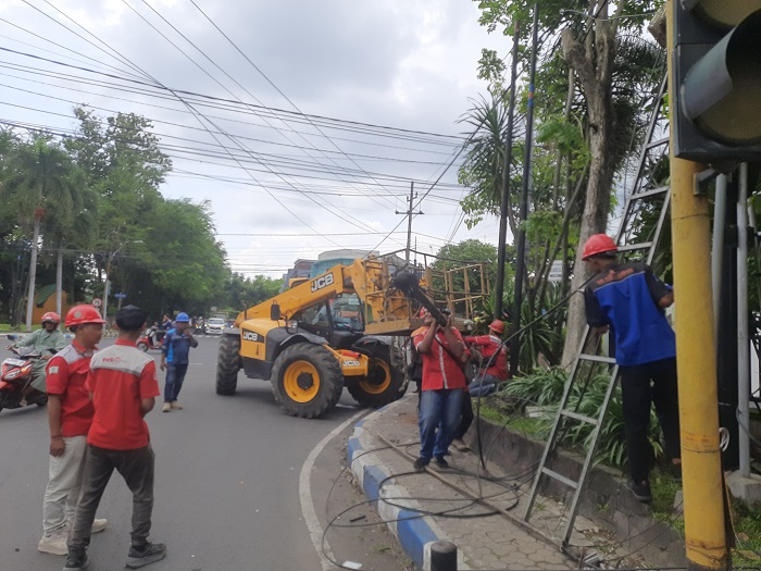 &nbsp;  DIBONGKAR: Pemkab Jombang menertibkan tiang internet di pertigaan Jl KH Wahid Hasyim, Rabu (10/12).  &nbsp;