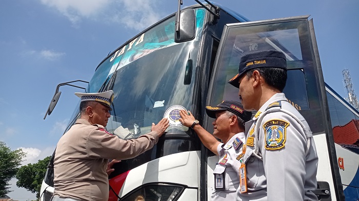 DICEK: Petugas dishub dan satlantas melakukan pengecekan kendaraan di Terminal Kepuhsari, Kamis (11/12).
