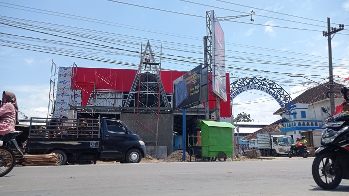 &nbsp;  DIKEJAR WAKTU: Pekerja menyelesaikan pekerjaan Pasar Buah di Sub Terminal Pasar Ploso.