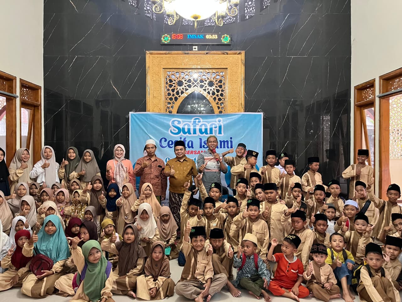 TELADAN: Wakil Ketua DPRD Jombang, HM Syarif Hidayatullah ST MMT (Gus Sentot) dan pendongeng Kak Zaki saat Safari Cerita Islami di&nbsp; TPQ Baitul Muttaqin, Bandung Krajan, Diwek, Rabu (10/12).  &nbsp;