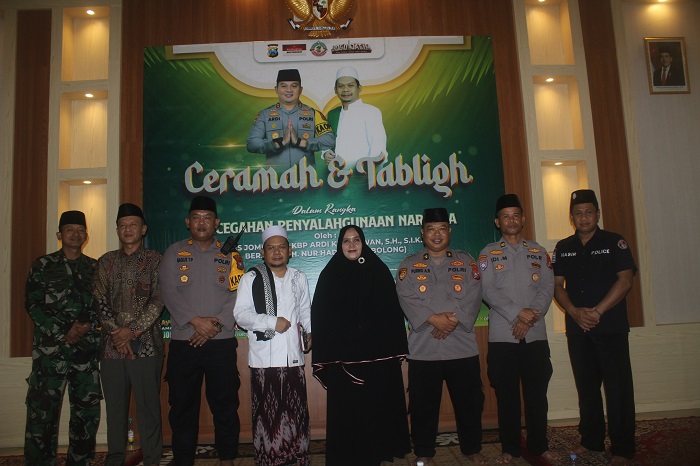 KOMPAK: Danramil Kapten Inf Suwarno, Camat Heru Cahyono, Kapolsek AKP Bagus, Mbah Bolong, Kades Eni Sulchiyatin, Kabagren Kompol Purwo di Balai Desa Curahmalang, Sumobito, Minggu (7/12).