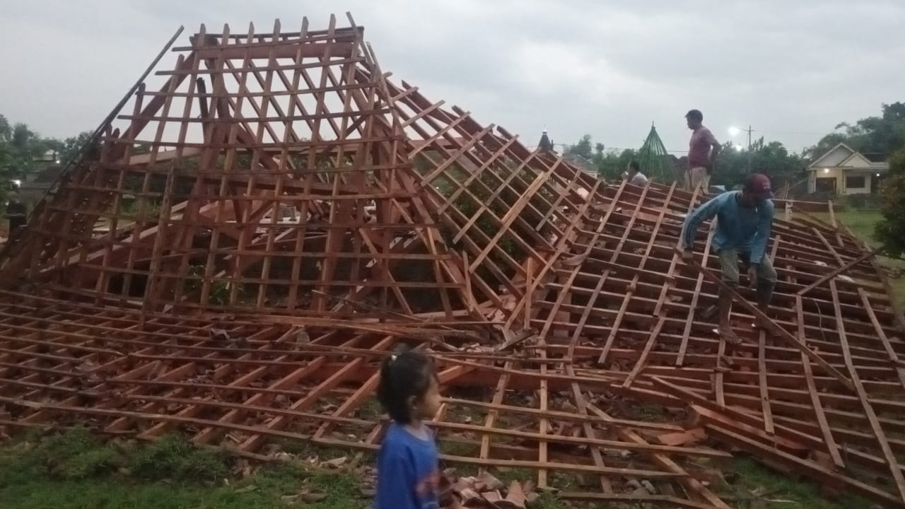 Hujan deras disertai angin kencang membuat sebuah pendopo di Dusun Gondanglegi, Desa Gondangmanis, Kecamatan Bandarkedungmulyo ambruk pada Kamis (11/12) sore