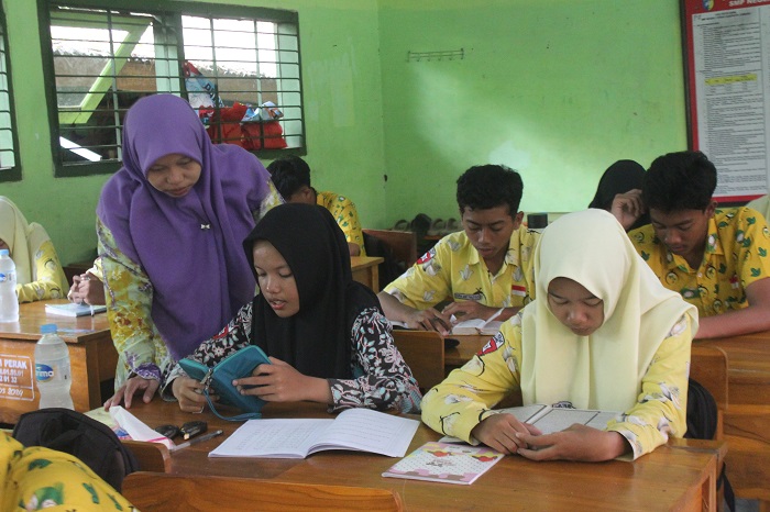 SEMANGAT: Nurul Afrida, salah satu pembimbing mulok yang belum diangkat menjadi PPPK paruh waktu saat mengajar di SMPN 1 Perak, kemarin.