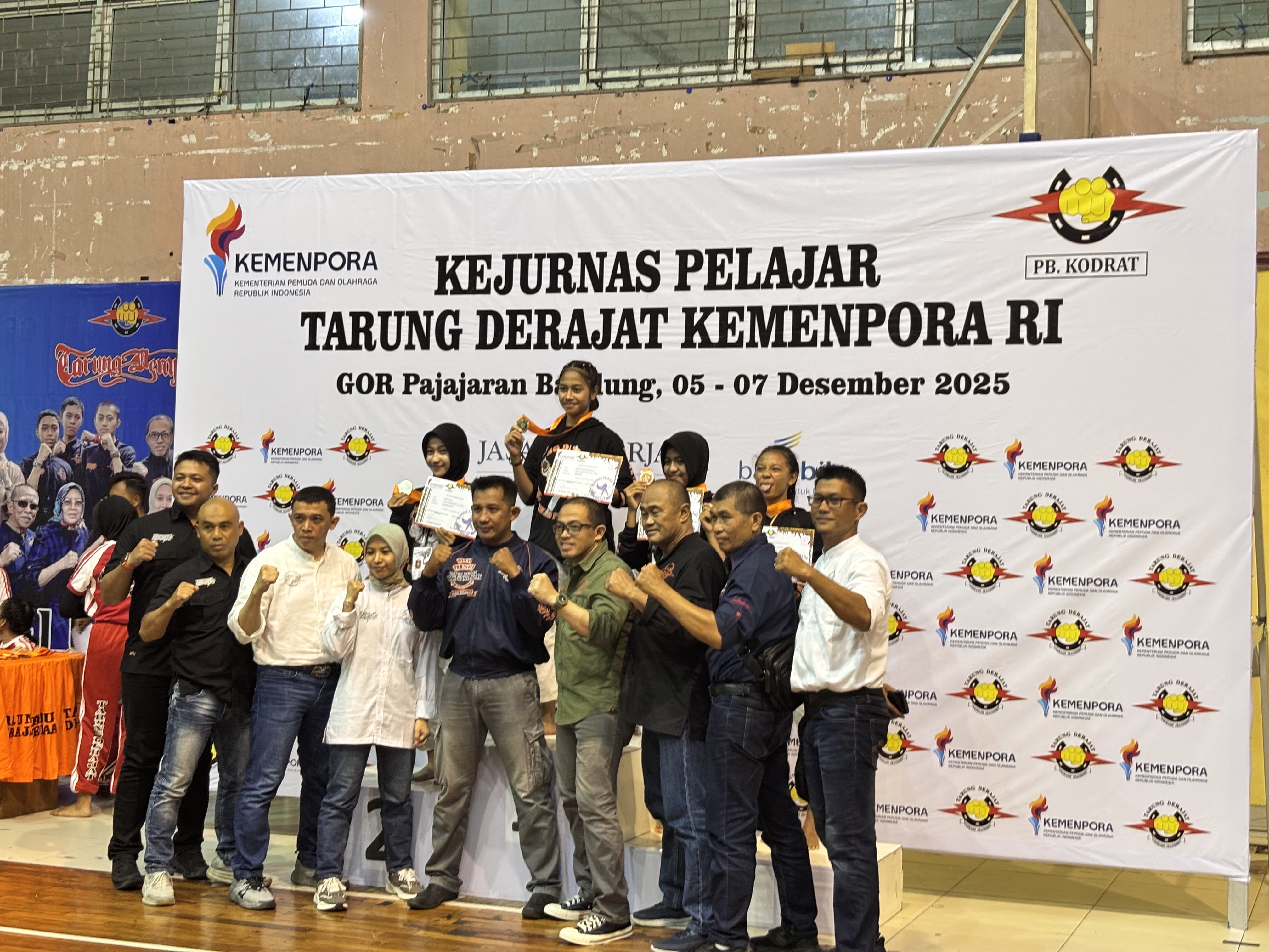 JUARA: Petarung Jombang, Ermifta Atma Puspa Hafsari, berdiri di podium 1 pada Kejurnas Pelajar yang digelar di GOR Padjajaran, Bandung (5-7/12).