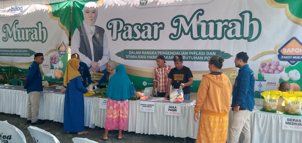 DISERBU: Operasi pasar di Balai Desa Pesantren, Kecamatan Tembelang diserbu warga.