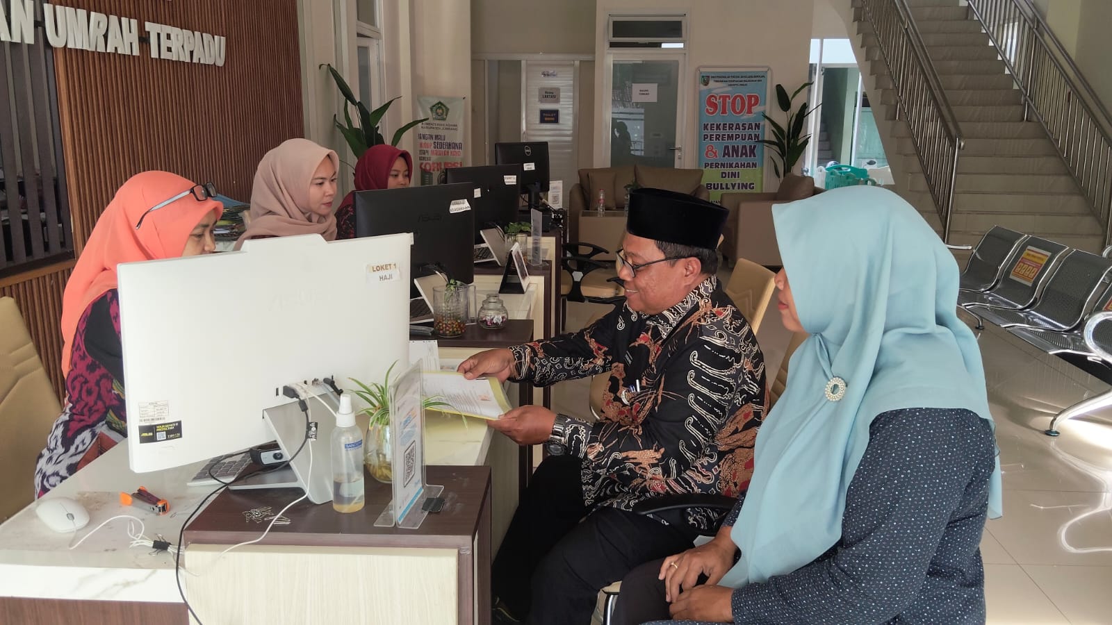 &nbsp;  VERIFIKASI: Sugeng Wibowo, salah satu jemaah asal Kecamatan Kudu saat verfikasi dokumen persiapan haji di Kantor Haji dan Umrah Jombang, kemarin (12/12