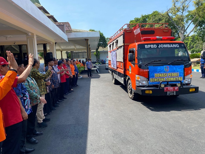 PEDULI: Bupati Jombang Warsubi saat melepas bantuan untuk Aceh dan Sumatra, di Pendopo Kabupaten, kemarin (12/12).  &nbsp;