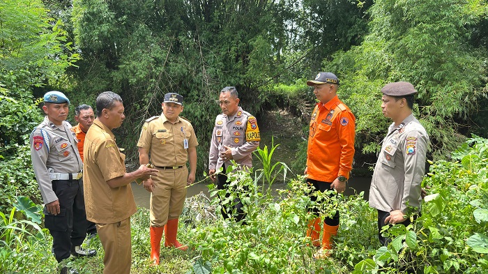 FOTO: ANGGI FRIDIANTO/JAWA POS RADAR JOMBANG  &nbsp;  RAWAN LONGSOR: Kepala Pelaksana BPBD Jombang, Wiku Birawa Felipe Diaz Quintas bersama memantau kondisi tanggu di Desa Penggaron, Kecamatan Mojowar