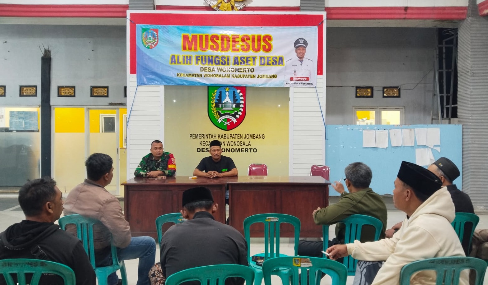 DUKUNG PROGRAM NASIONAL: Kepala Desa Wonomerto Siswoyo saat memimpin Musdesus di Kantor Desa Wonomerto, Rabu (3/12) malam.  &nbsp;