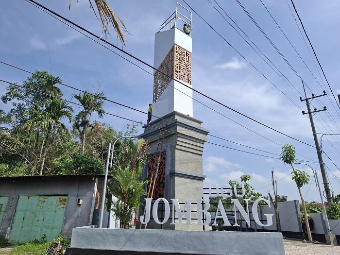 Tugu Jombang di Bandarkedungmulyo senilai Rp 1 Miliar ambruk diterjang angin Kamis (11/12) sore.