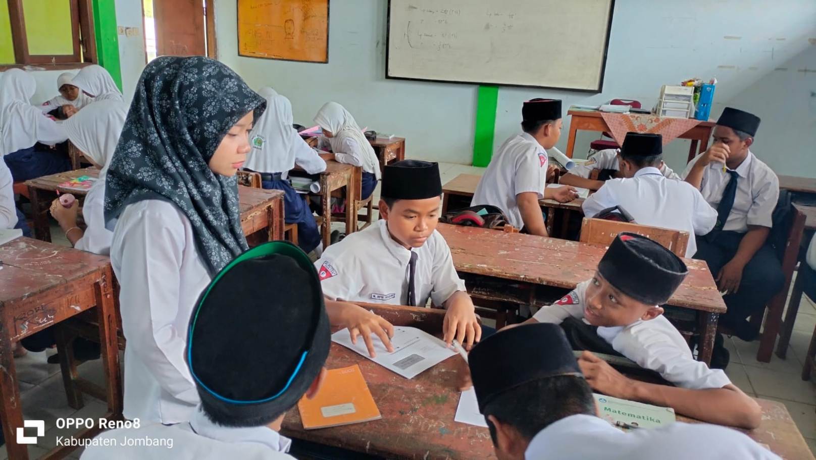 FOTO: Diana Niswa Rosyada GTT MTsN 9 Jombang saat mengajar dalam kelas