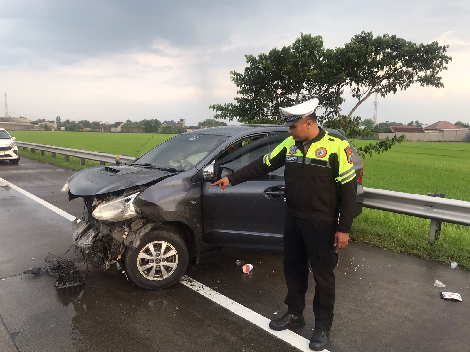 Kecelakaan lalu lintas tunggal terjadi di ruas Tol Jombang&ndash;Mojokerto KM 701+600 jalur B, masuk Desa Jombok, Kesamben, Jombang Jumat (12/12) sore.