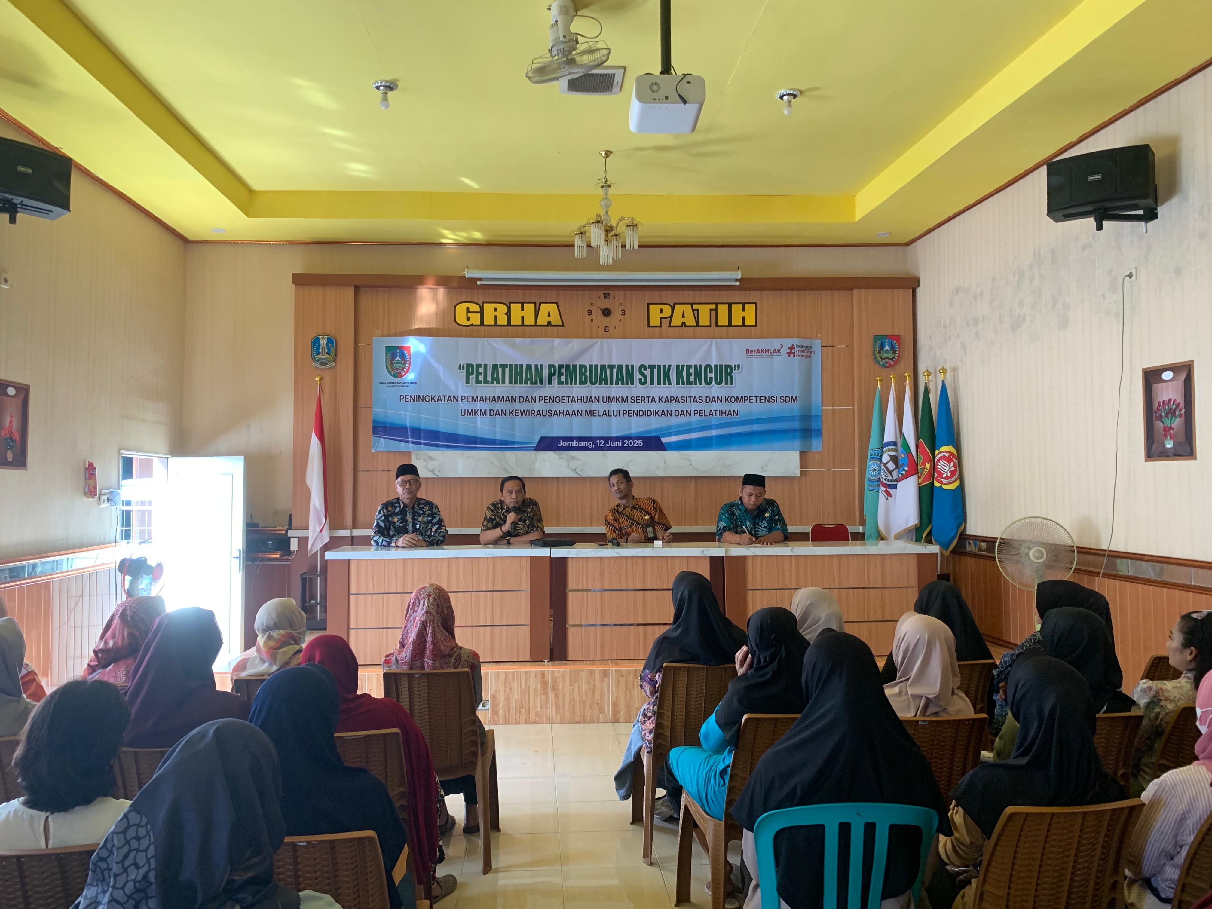 FOTO: ANGGI FRIDIANTO/JAWA POS  UNGGUL: Dinkop UM Kabupaten Jombang saat melaksanakan program pelatihan dan bantuan sarana di Desa Kepatihan, Kecamatan Jombang.  &nbsp;