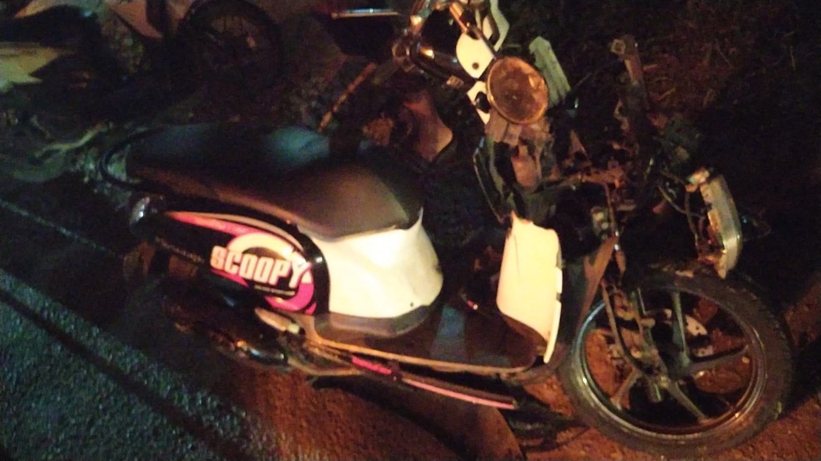 Kecelakaan lalu lintas melibatkan mobil pikap dan sepeda motor terjadi di Jalan Raya Nurcholis Majid, Desa Tunggorono, Kecamatan Jombang, Sabtu (13/12) malam.
