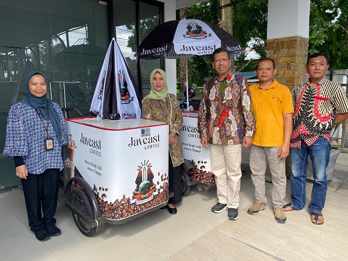 &nbsp;  FASILITASI: Dinkop UM Kabupaten Jombang memfasilitasi penyaluran bantuan gerobak kopi untuk kelompok koperasi Kopi Wonosalam, Jumat (12/12).  &nbsp;