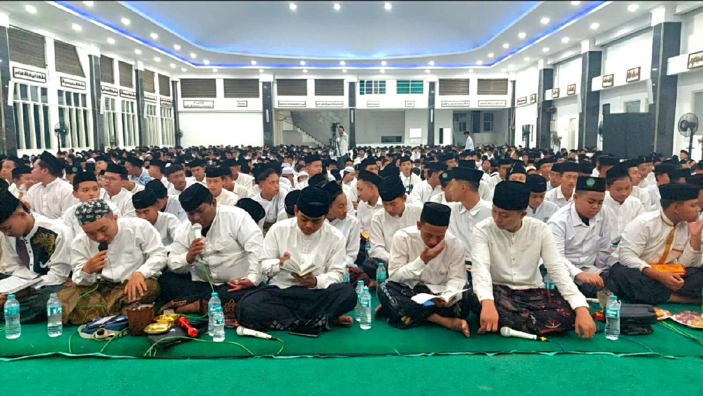 KHUSYUK: Para santri saat mengikuti kegiatan di PP Darul Ulum Rejoso, kemarin.  &nbsp;