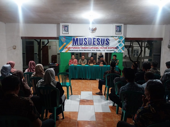 DUKUNG PROGRAM NASIONAL: Kepala Desa Mentaos Mohammad Soleh saat memimpin Musdesus di Kantor Desa Mentaos, Selasa (9/12) malam.  &nbsp;
