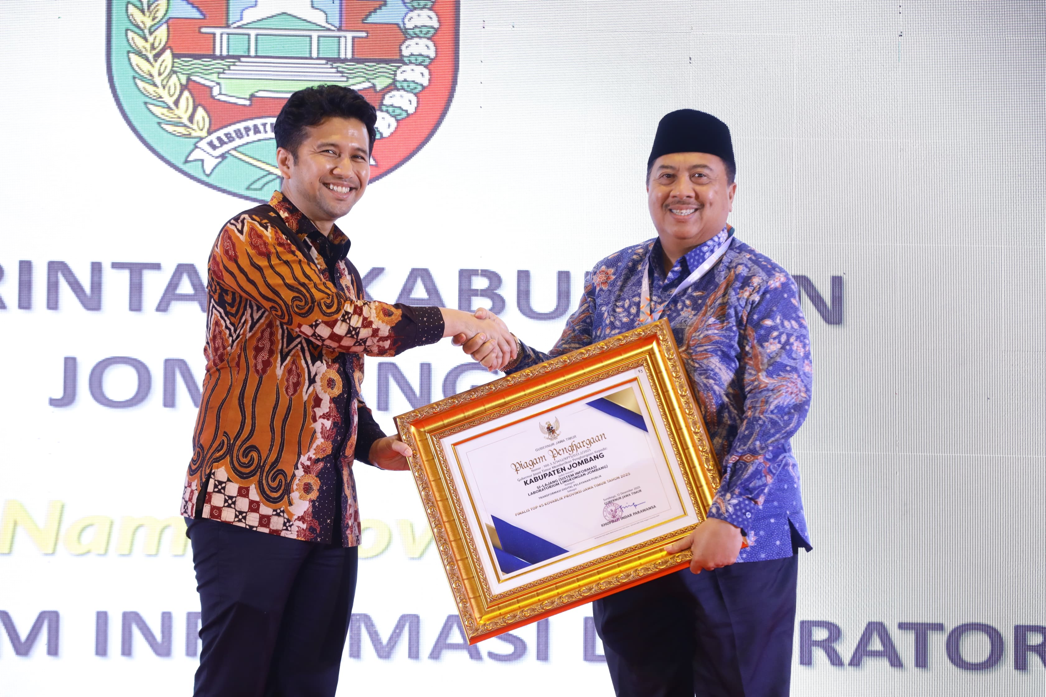 SUKSES: Bupati Jombang Warsubi menerima penghargaan dari Wagub Jatim Emil Elistianto Dardak berkat Inovasi SI-LAJANG (Sistem informasi laboratorium lingkunga