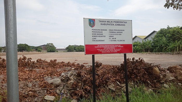 DIURUK: Lahan esk Terminal Barang di Desa Tunggorono, Kecamatan Jombang dipadatkan untuk pembangunan Sekolah Rakyat.