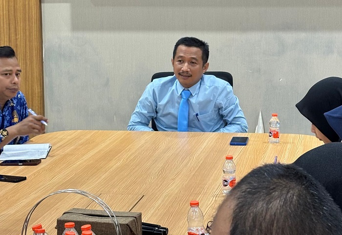 SERIUS: Kepala Bapenda Jombang Sholahuddin Hadi Sucipto (tengah) memimpin monev pajak daerah.