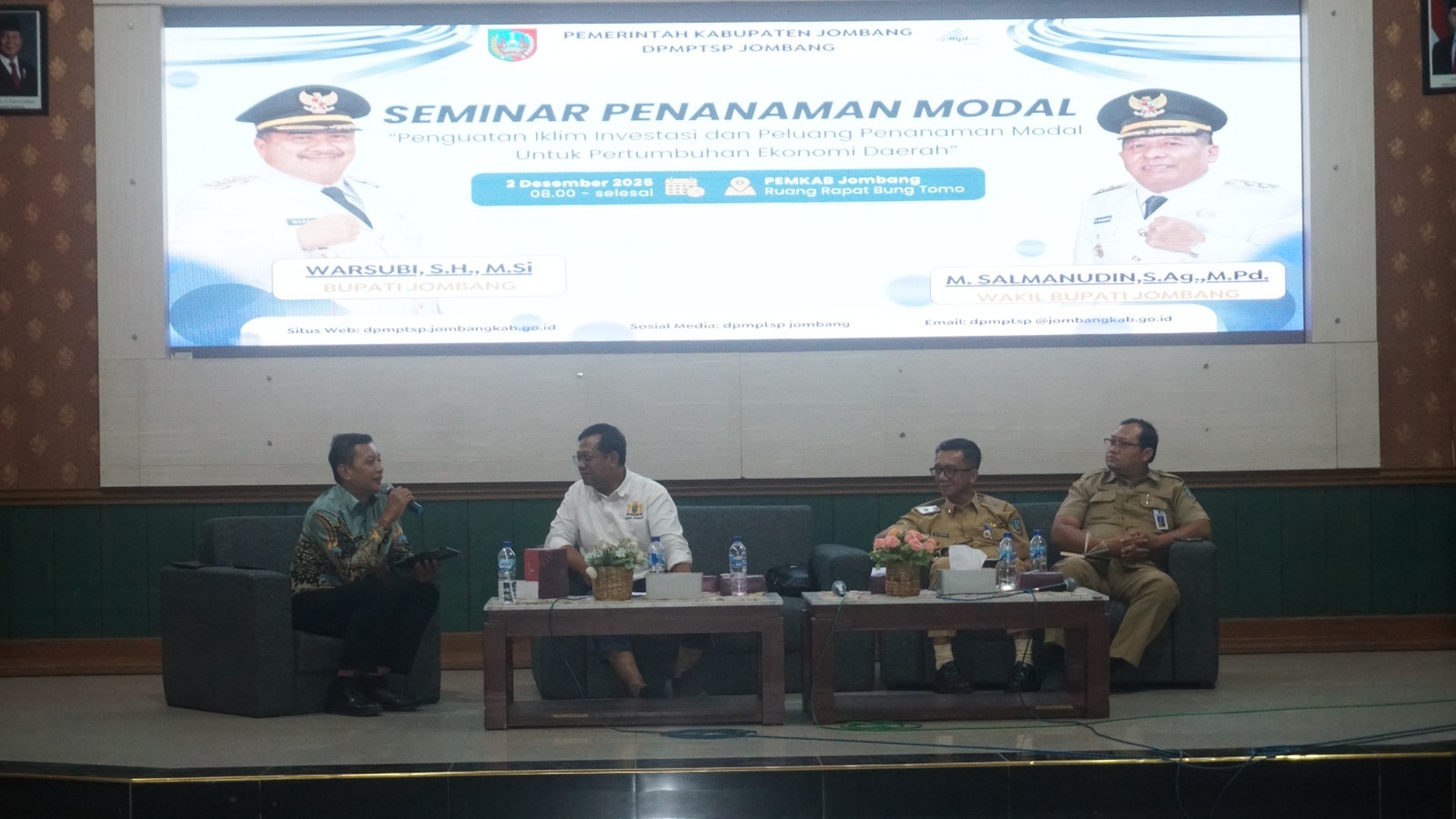 SERIUS: Peserta mengikuti seminar penanaman modal.