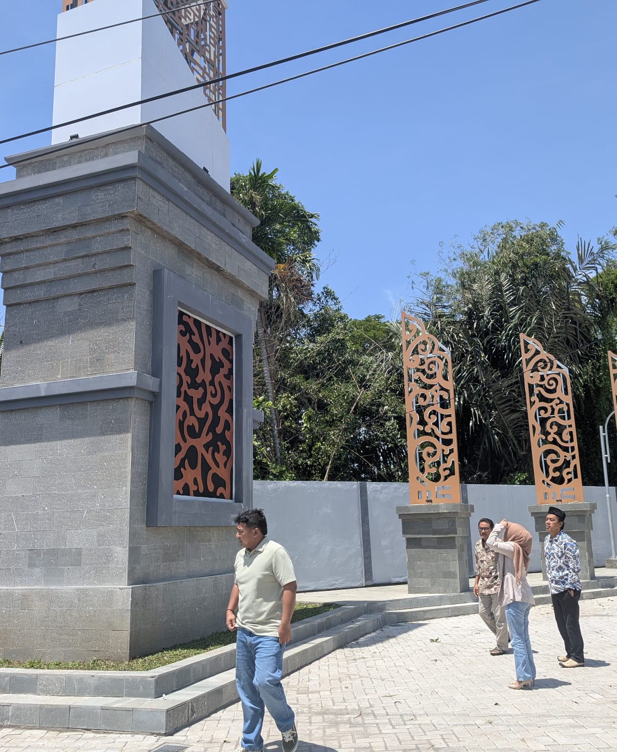 Tugu Jombang di Kecamatan Bandarkedungmulyo yang menelan anggaran hingga Rp 1 miliar rontok sebelum diresmikan. Kerusakan akibat angin kencang Kamis (11/12) sore itu langsung memantik reaksi DPRD Jomb