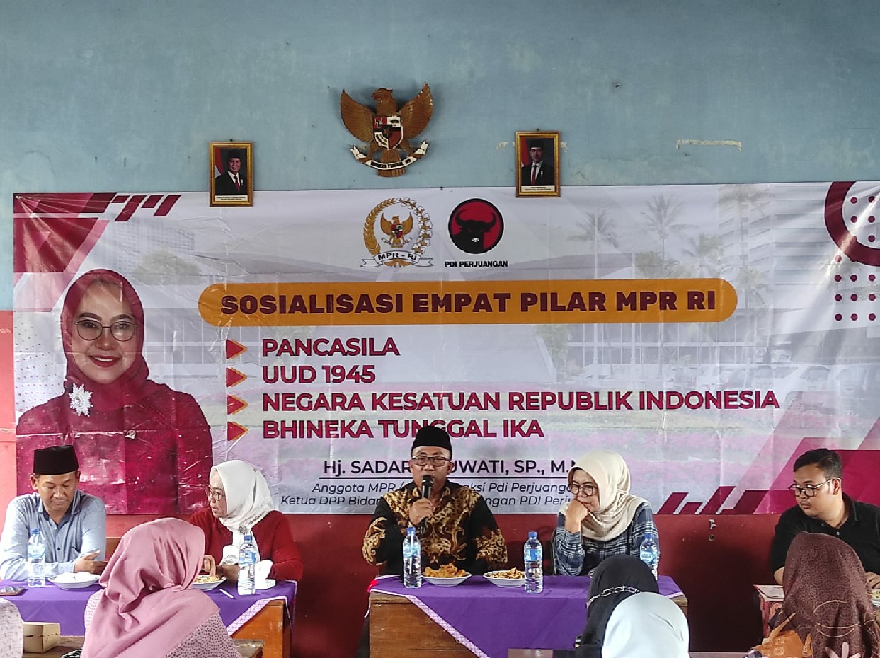 TELADAN: Totok Hadi Riswanto saat melakukan sidak (isnpeksi) mendadak di Desa Tambar, Kecamatan Jogroto.