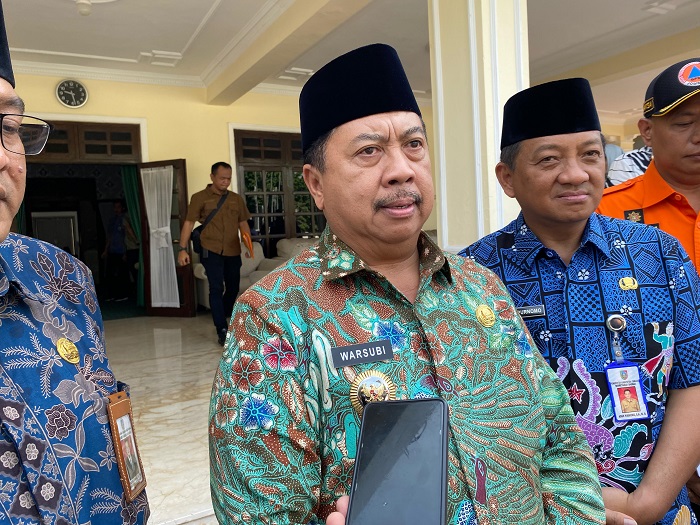BERI KETERANGAN: Bupati Jombang Warsubi saat memberikan keterangan di Pendopo Kabupaten Jombang kemarin (12/12).