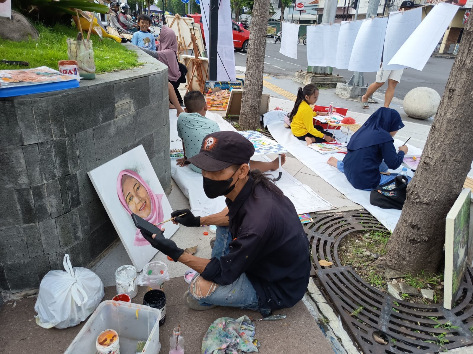 UNIK: Sejumlah pelukis Jombang melukis on the spot untuk menggalang donasi di Taman Informasi, (14/12).  &nbsp;